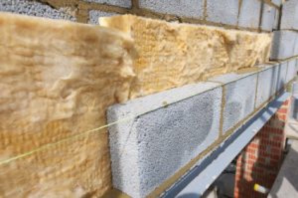 Isolatiemateriaal tussen de muurdelen van een spouwmuur.