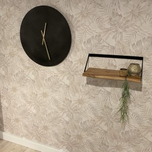 Interieurwand met CAREBRICK® WTW-ventilatie-unit en muurverwarming langs de vloer; combinatie die condens en schimmel voorkomt.