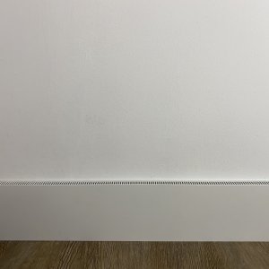 Muurverwarming langs de binnenmuur, onderdeel van het CAREBRICK® Anti-Condensatie Systeem; voorkomt condens door de muur boven het dauwpunt te verwarmen.