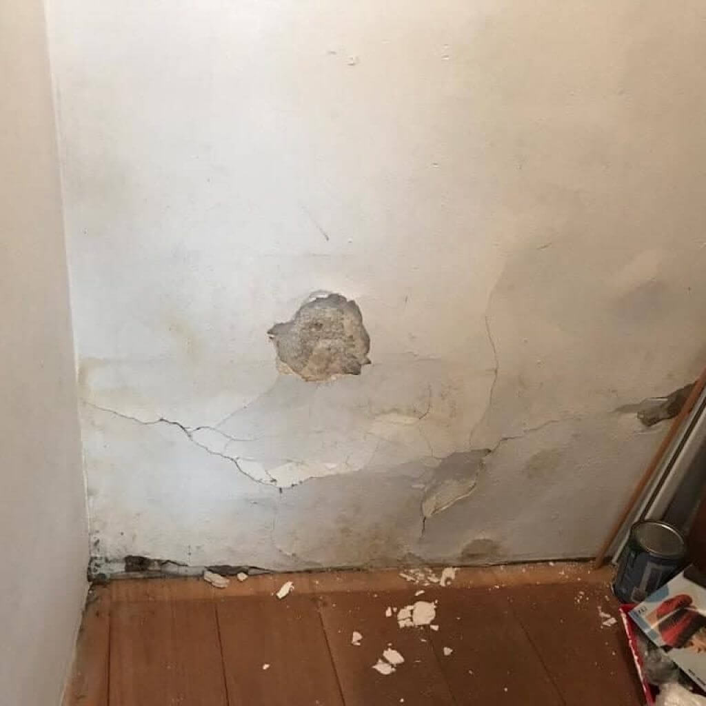 loslatend stucwerk door optrekkend vocht