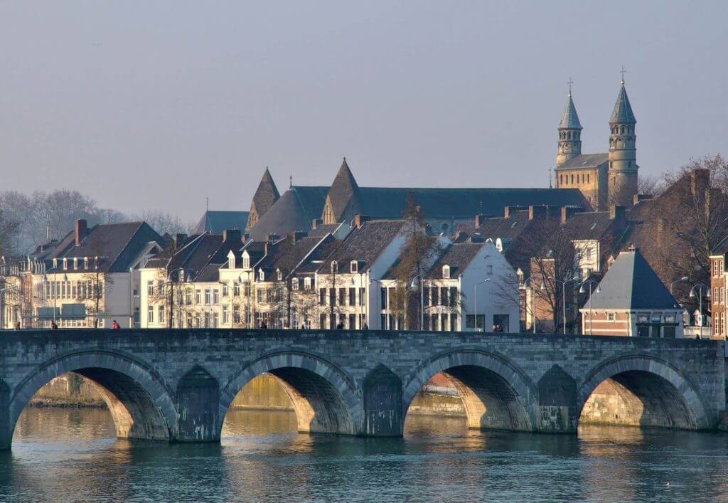 De Sint-Servaasbrug over de Maas met de historische bebouwing van Maastricht