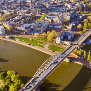 Luchtfoto van het centrum van Arnhem met de Rijn en John Frostbrug, nabij de locatie van Carebrick Vochtbestrijding Arnhem tegen optrekkend vocht.