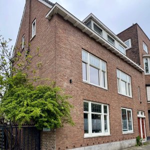 Hoekwoning in Rotterdam behandeld met het Carebrick systeem voor vochtbestrijding tegen optrekkend vocht.