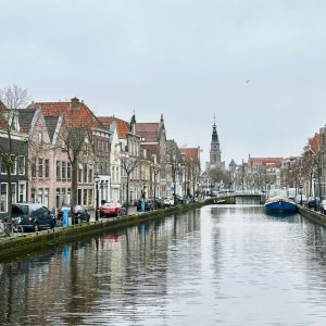 Centrum van Alkmaar met nabijgelegen locatie van Carebrick Vochtbestrijding Alkmaar, gespecialiseerd in het verhelpen van optrekkend vocht.