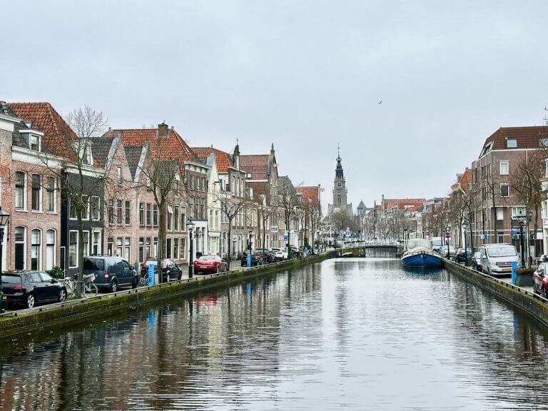 Gracht met historische gevels en de Accijnstoren in de binnenstad van Alkmaar